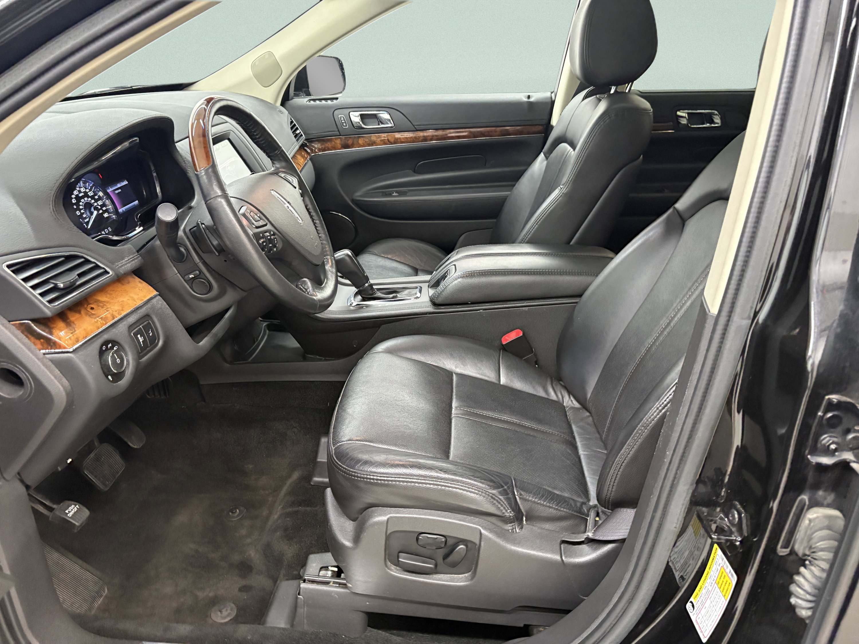 Used 2013 Lincoln MKT AWD image 11