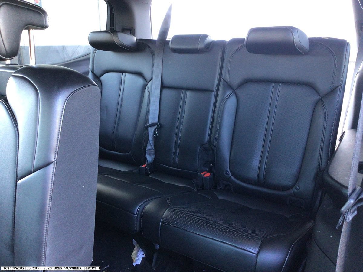 Used 2023 Jeep Wagoneer 4WD image 10