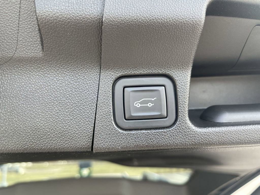 Used 2023 GMC Acadia SLE w/ Driver Convenience Package image 16