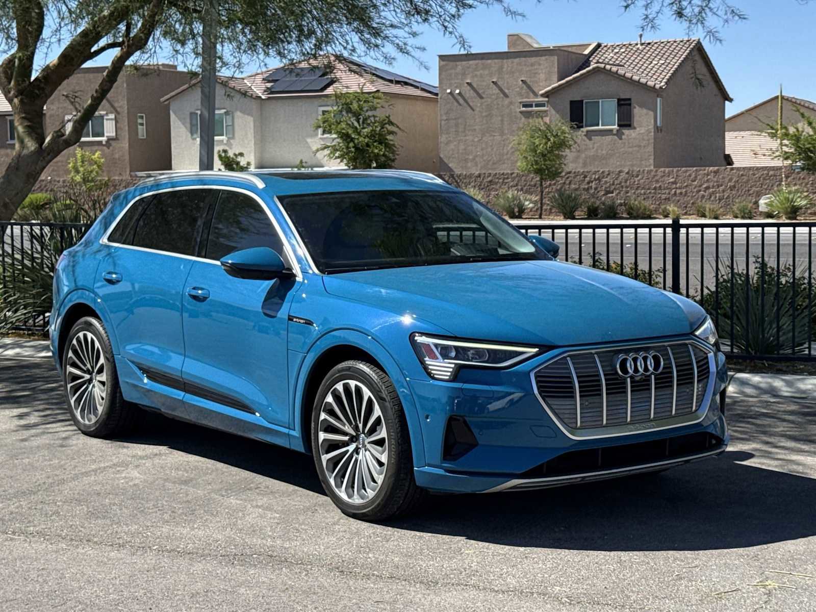 Used 2019 Audi e-tron Prestige w/ Prestige Package AWD/4WD image 2
