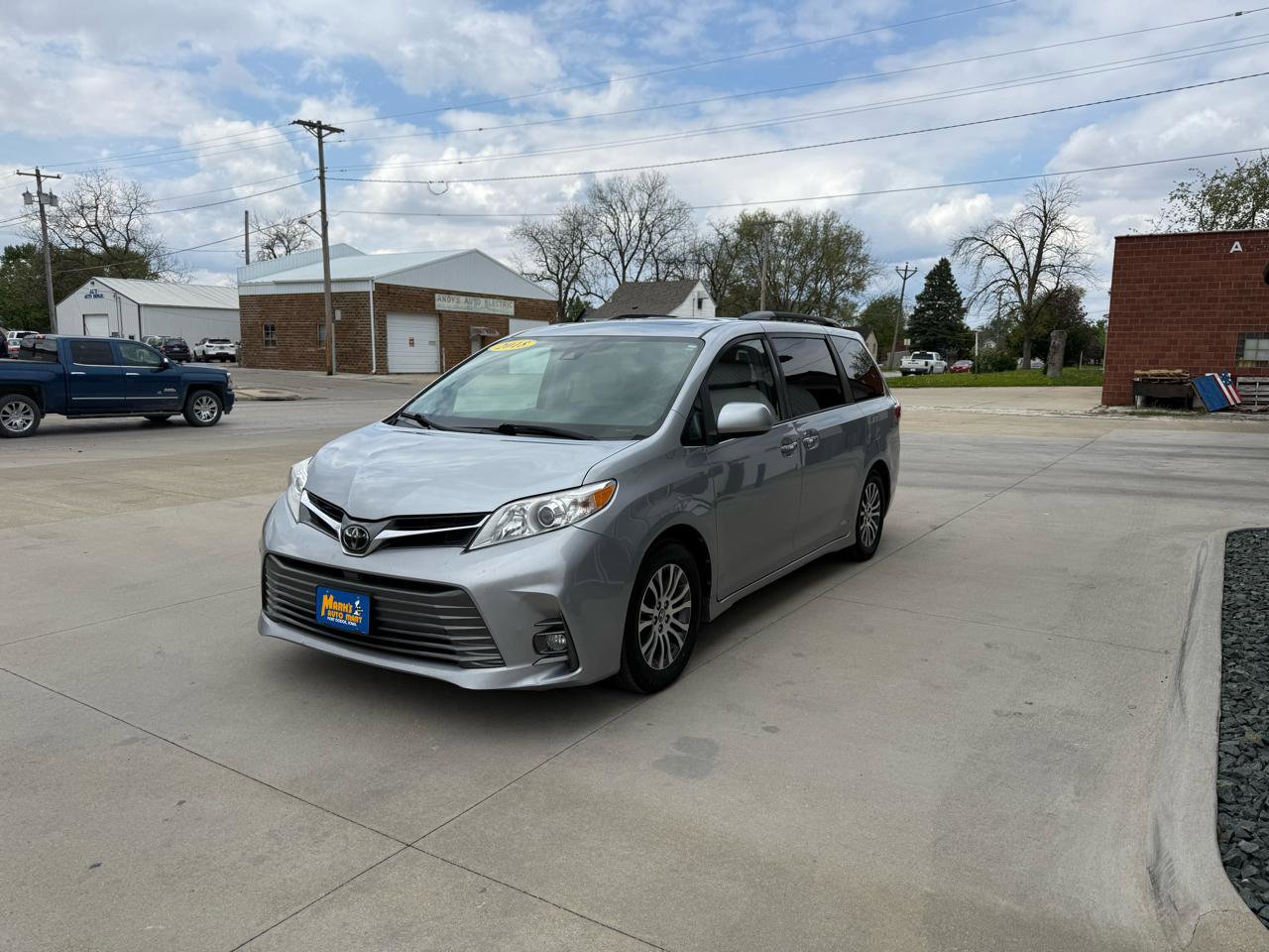 Used 2018 Toyota Sienna XLE w/ Entertainment Package FWD image 3