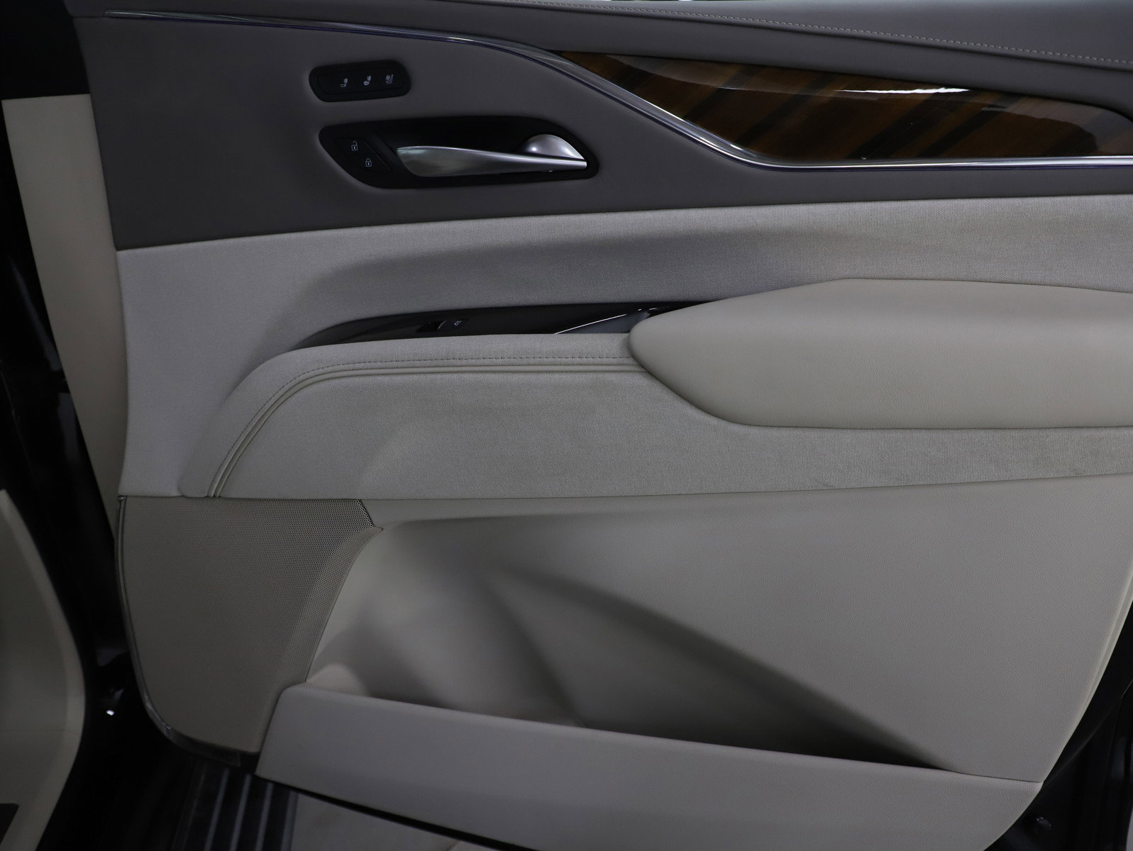 Used 2024 Cadillac Escalade ESV Sport Platinum w/ LPO, ONYX Package image 9