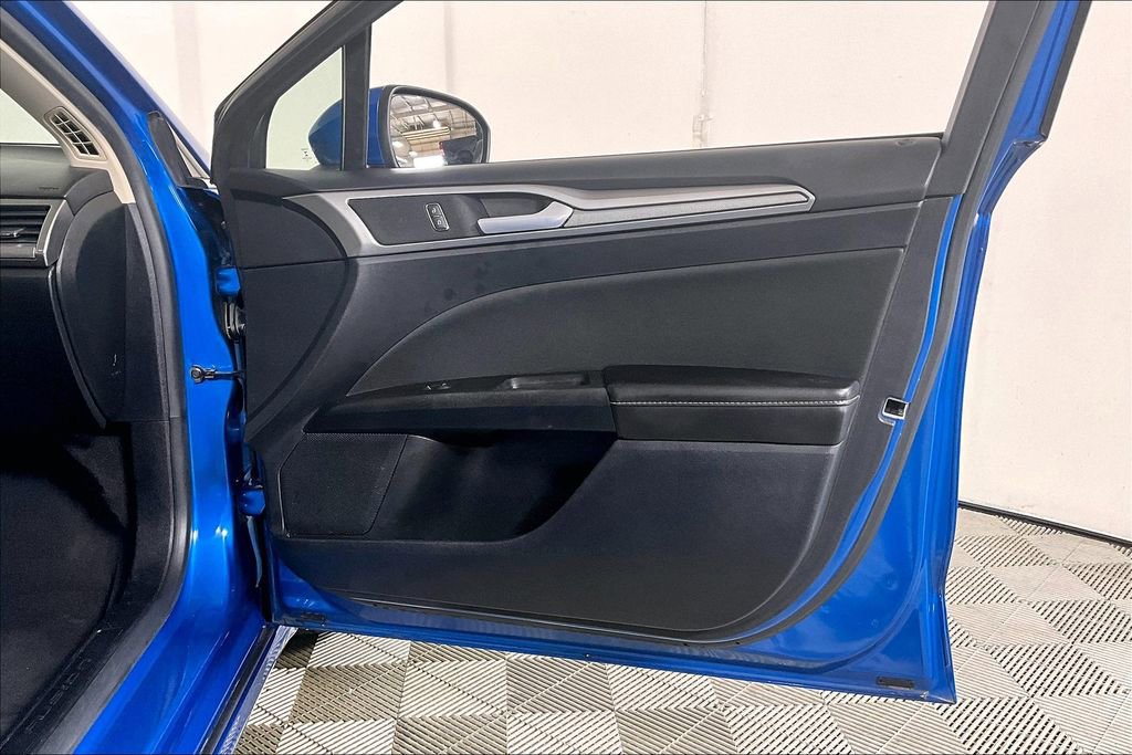 Used 2020 Ford Fusion SE image 24