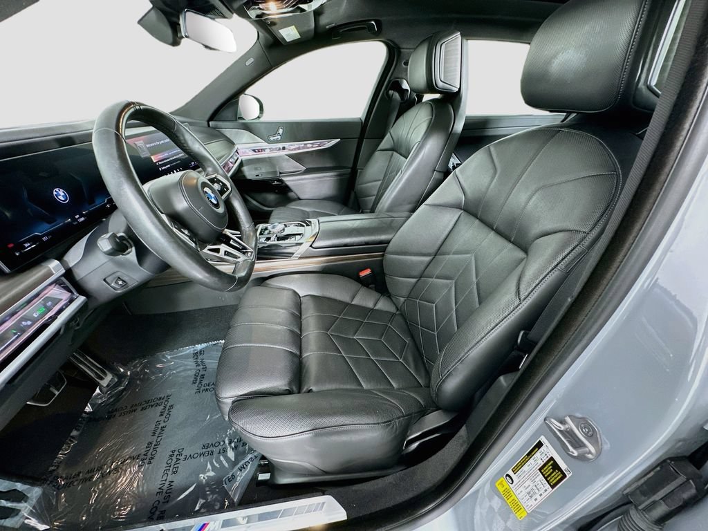Used 2023 BMW 740i w/ Parking Assistance Package RWD image 5