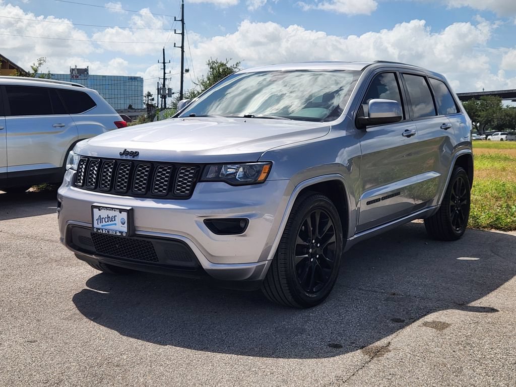Used 2017 Jeep Grand Cherokee Altitude RWD image 2