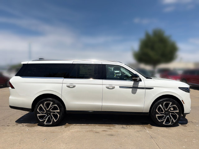 New 2026 Lincoln Navigator L Reserve AWD/4WD image 4