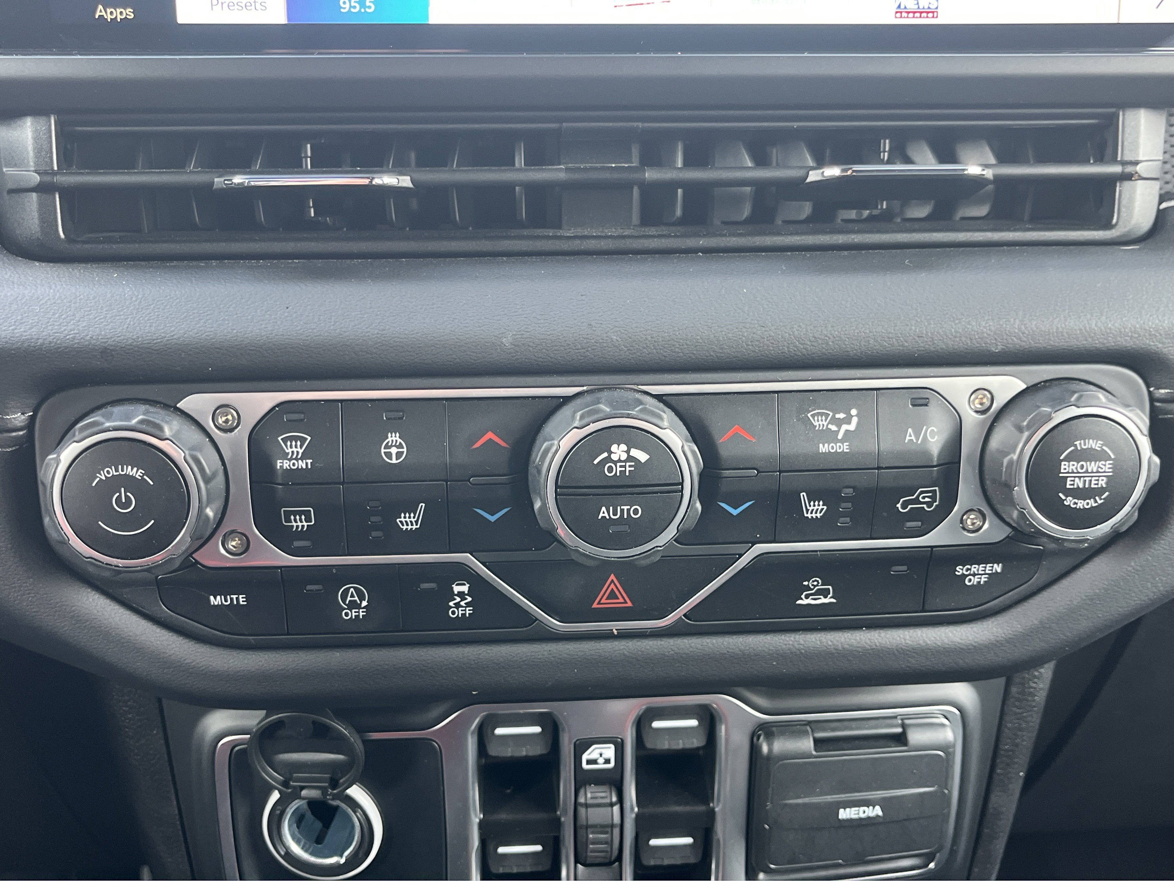 Used 2024 Jeep Wrangler Unlimited Rubicon w/ XTREMEE 35" Tire Package image 6