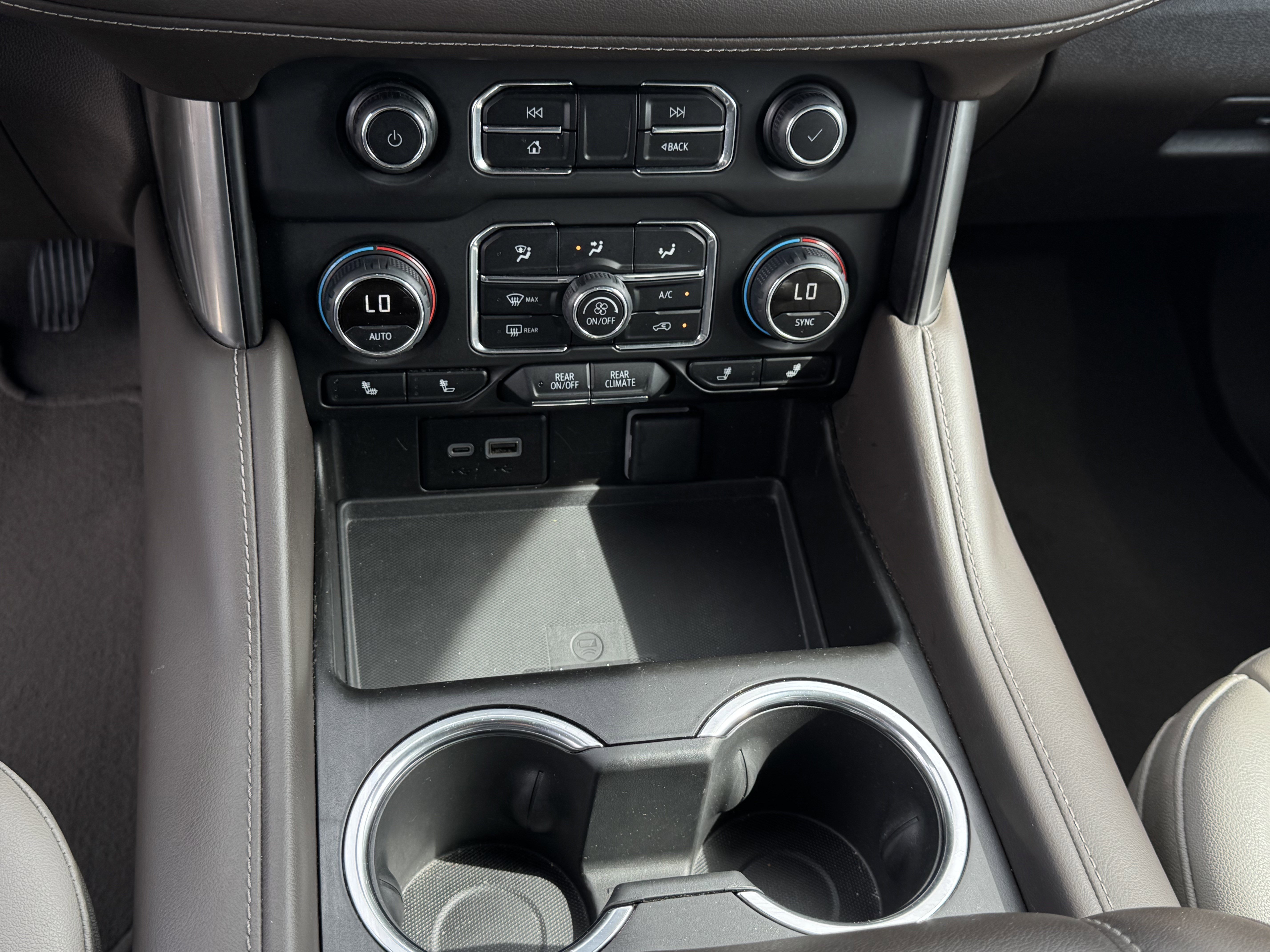 Used 2024 Chevrolet Suburban LT RWD image 19