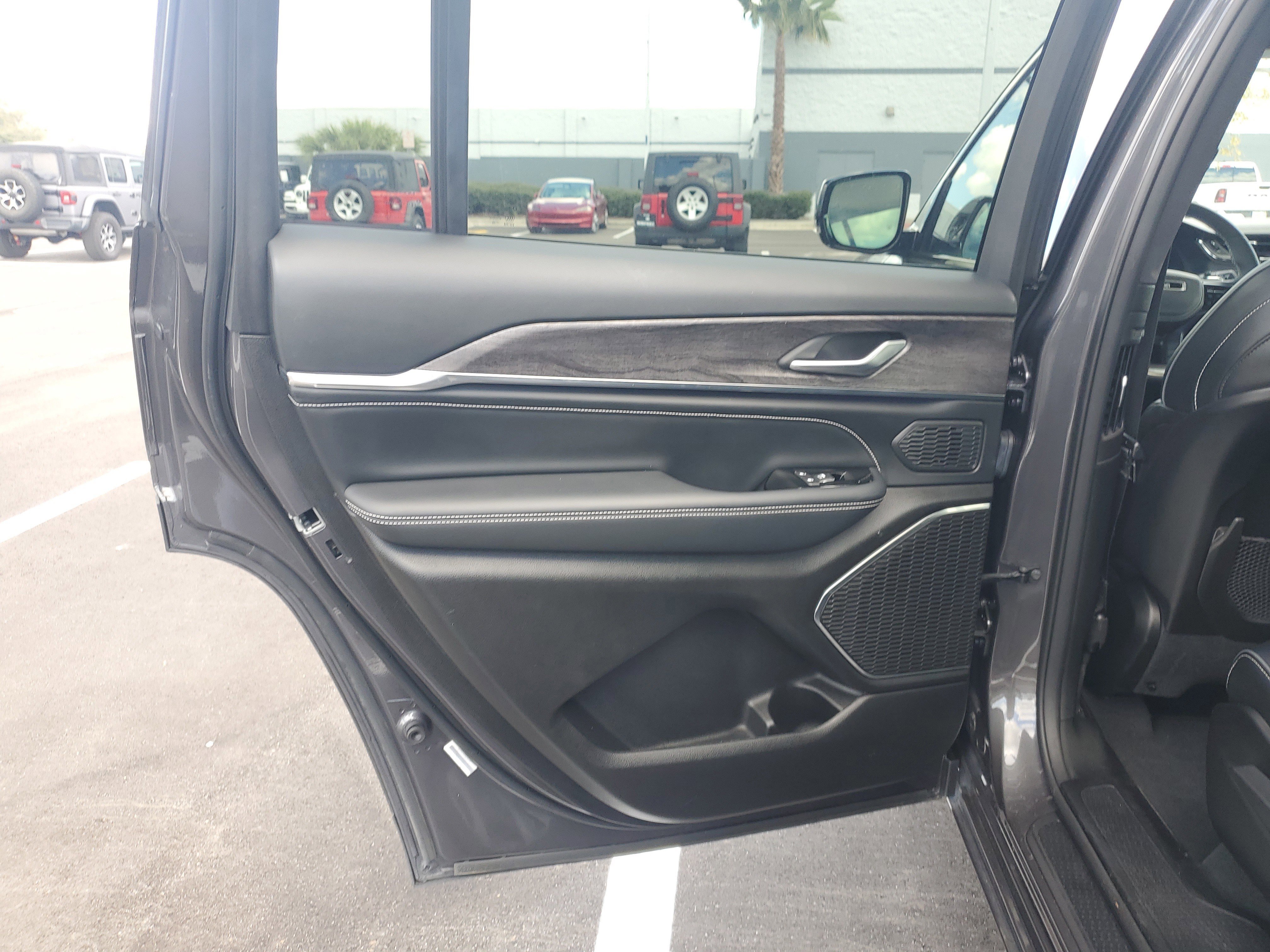 Used 2023 Jeep Grand Cherokee L Overland image 10