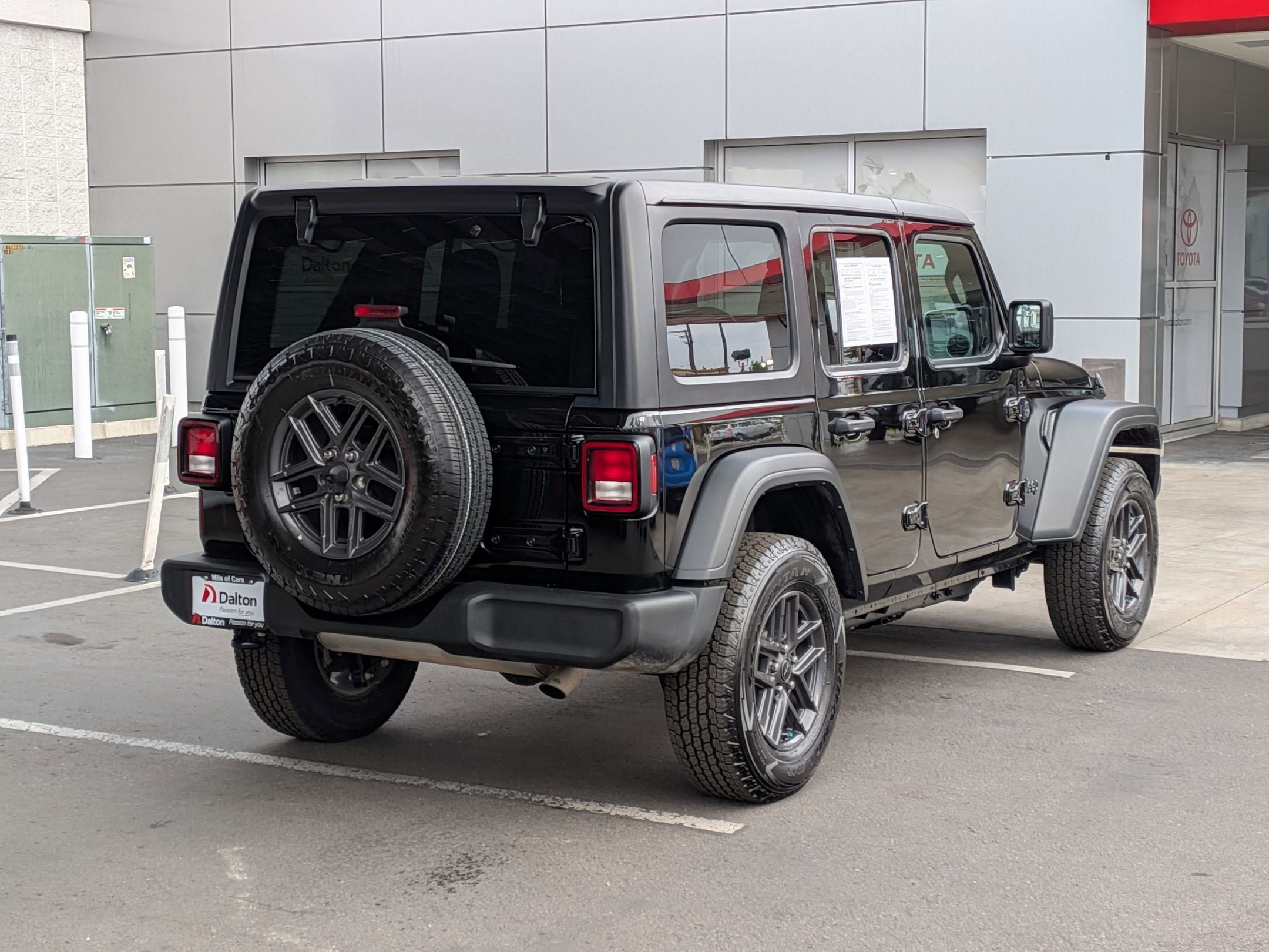Used 2025 Jeep Wrangler Unlimited Sport AWD/4WD image 4