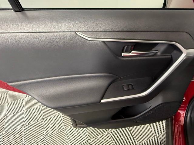 Used 2020 Toyota RAV4 XLE FWD image 31