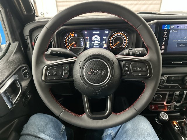 Used 2025 Jeep Wrangler Unlimited Rubicon w/ Technology Group AWD/4WD image 13