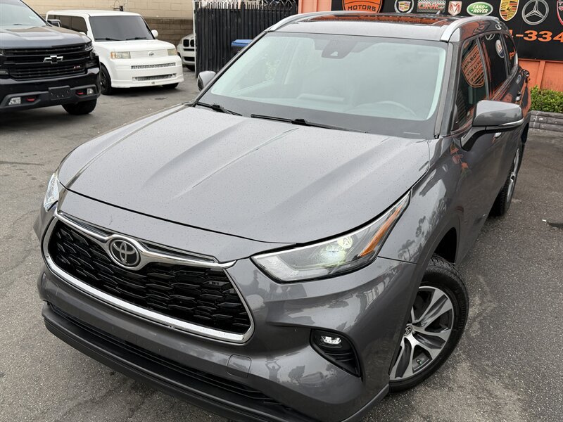 Used 2022 Toyota Highlander XLE AWD/4WD image 8