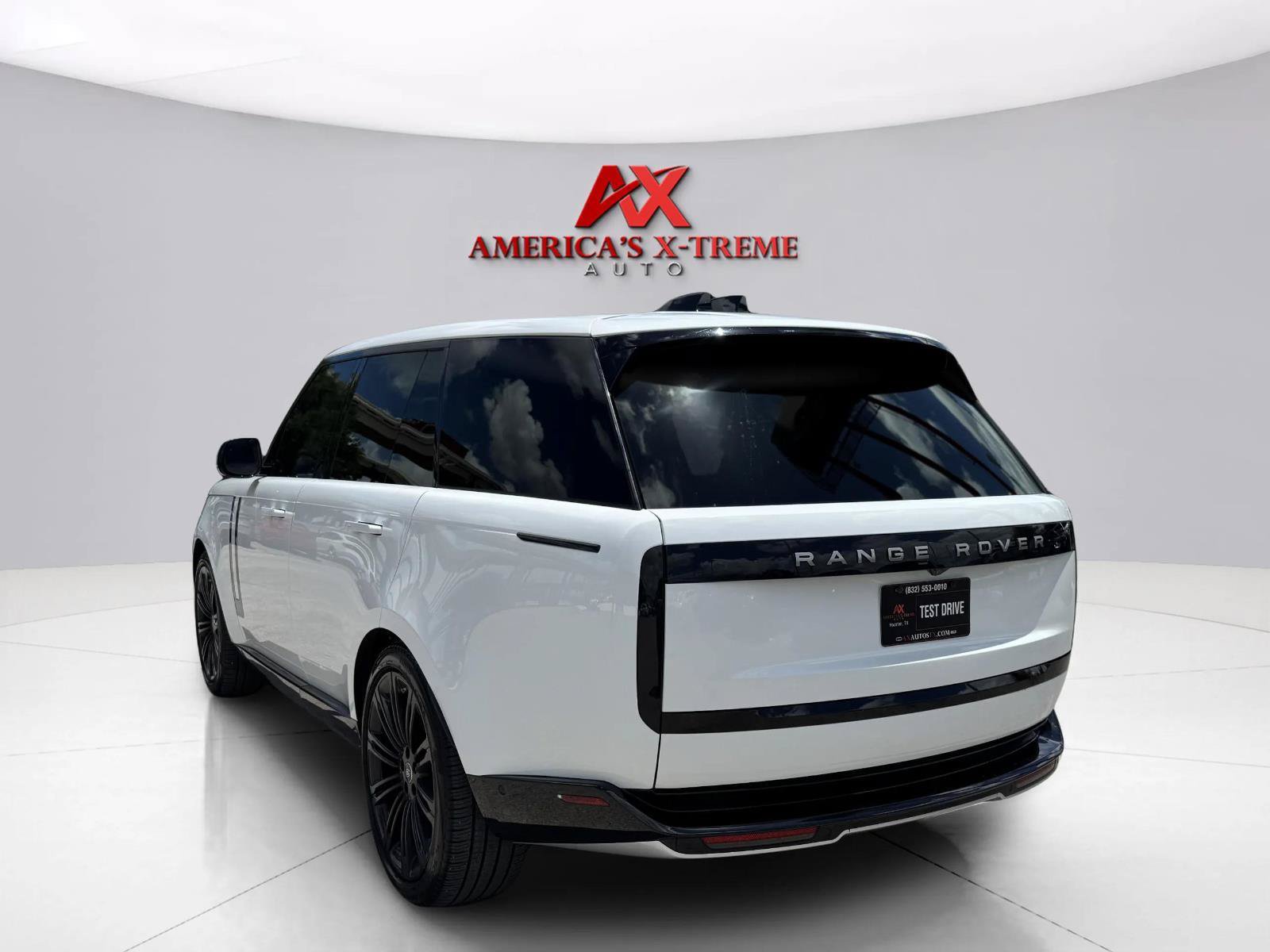 Used 2024 Land Rover Range Rover SE AWD/4WD image 4