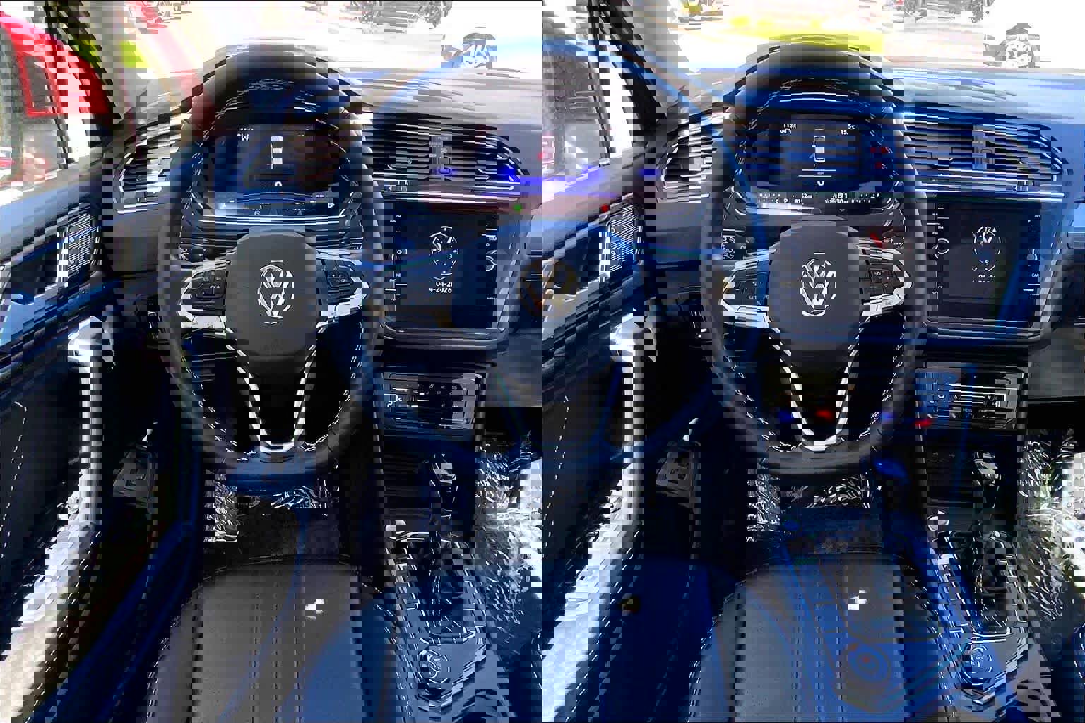 Used 2024 Volkswagen Tiguan SE w/ Panoramic Sunroof Package AWD/4WD image 6