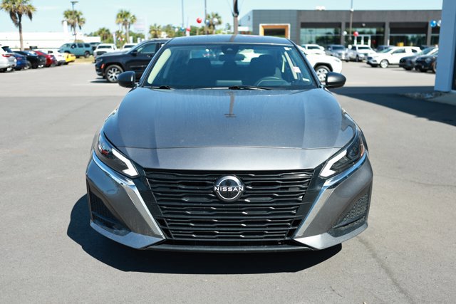 Used 2024 Nissan Altima 2.5 SV FWD image 2
