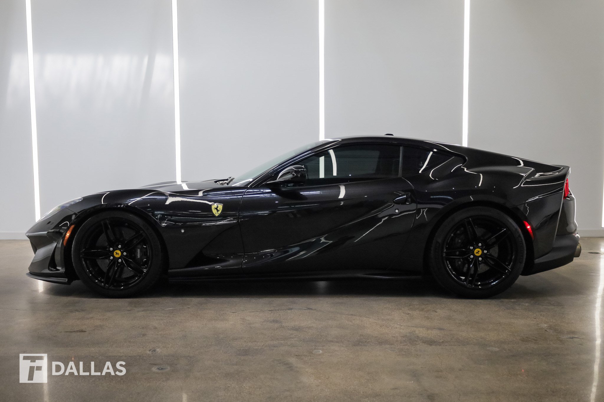 Used 2018 Ferrari 812 Superfast RWD image 5