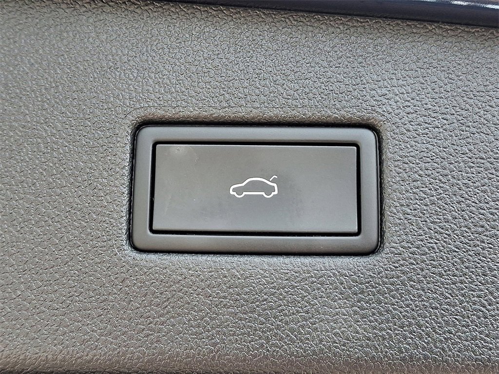 Used 2022 Volkswagen Tiguan SEL R-Line image 31