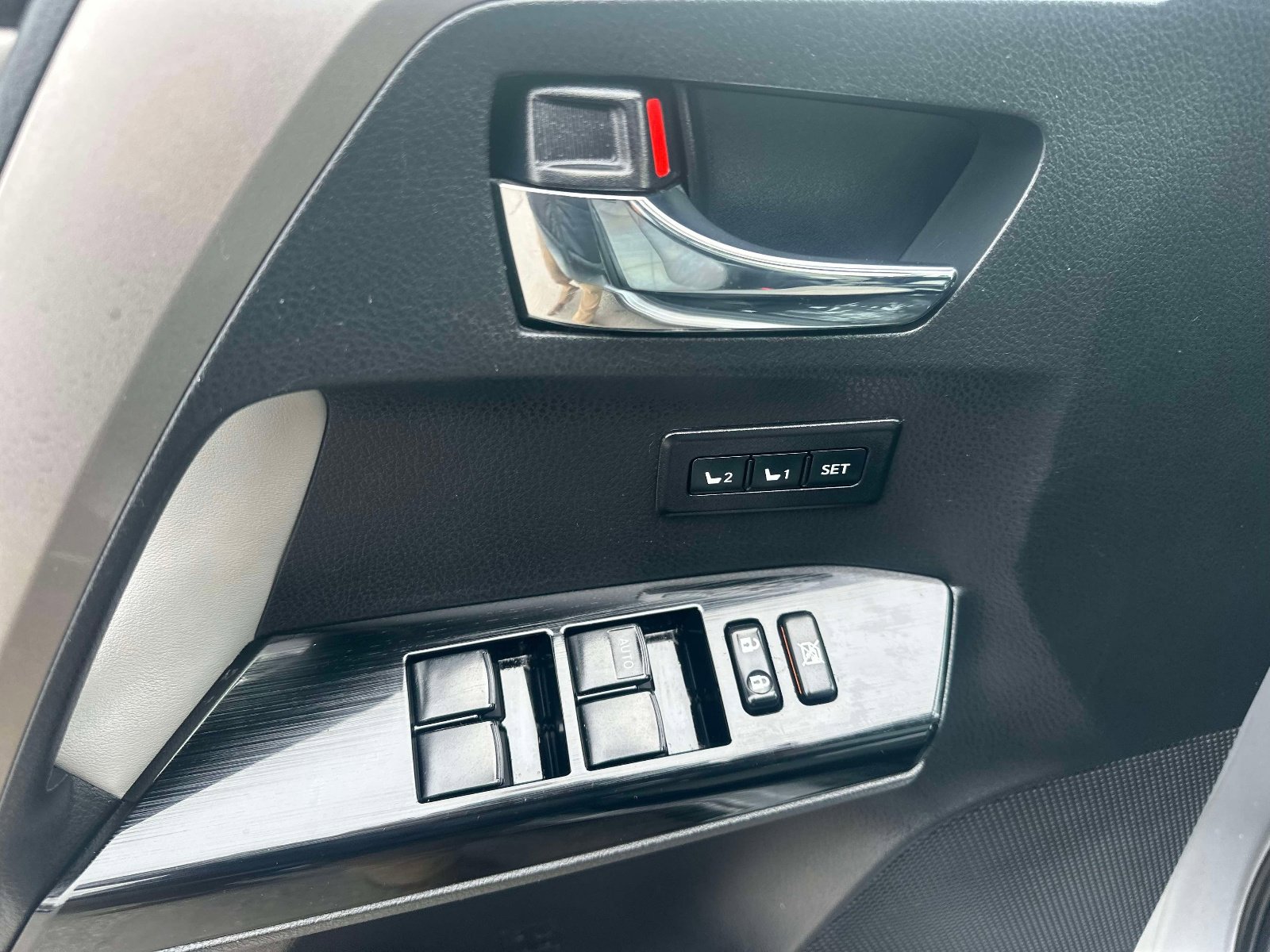 Used 2017 Toyota RAV4 Limited w/ Advanced Technology Package image 21