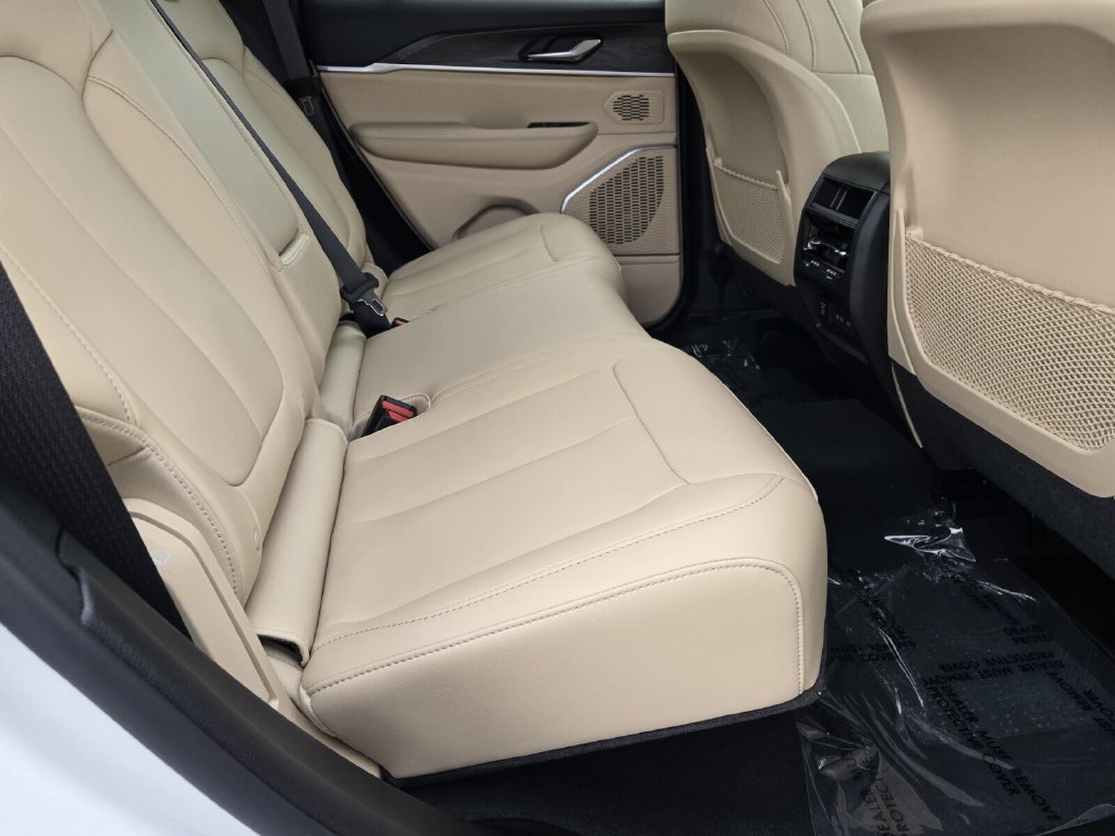 Used 2026 Jeep Grand Cherokee Limited RWD image 15