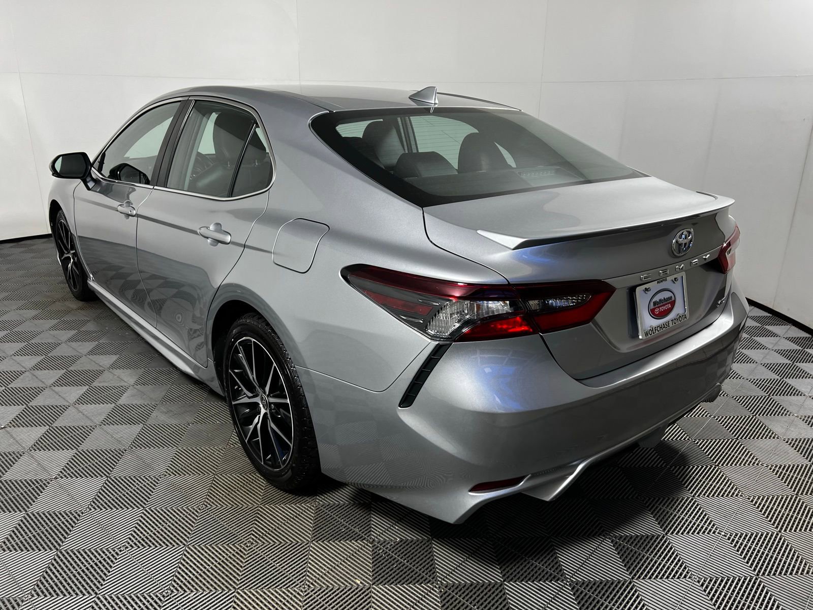 Used 2023 Toyota Camry SE image 7