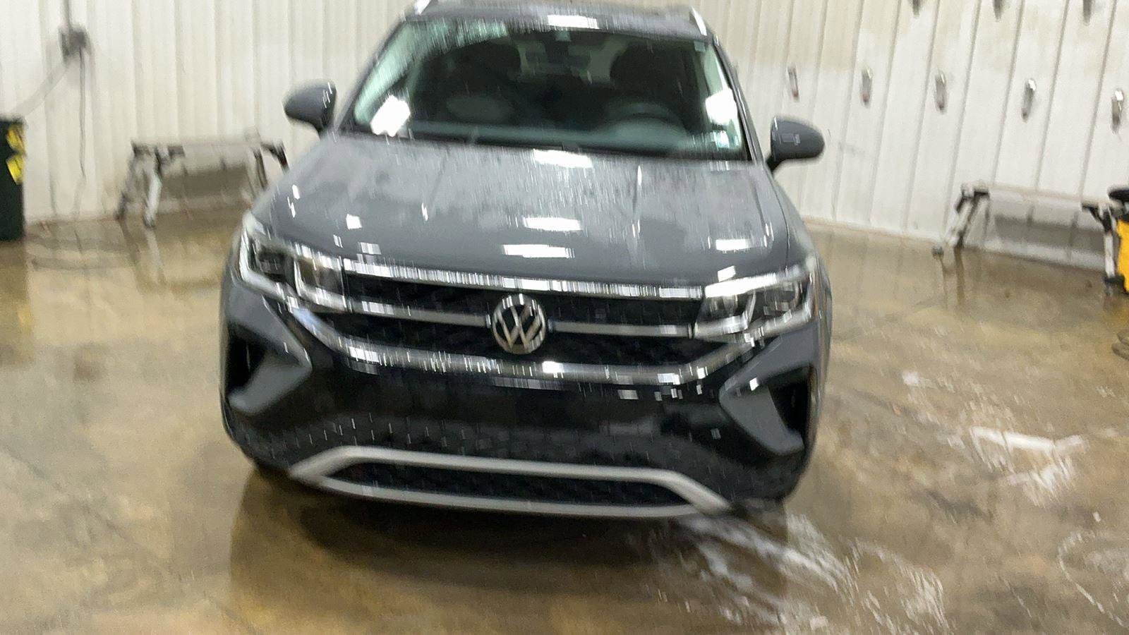 Used 2022 Volkswagen Taos SEL image 2