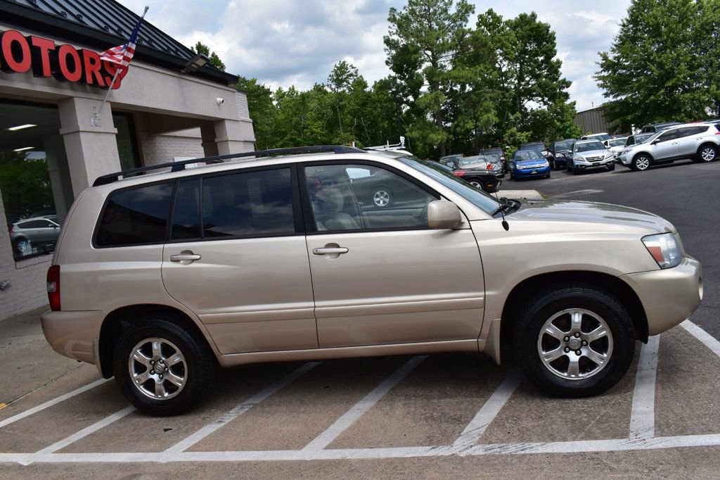 Used 2005 Toyota Highlander 4WD V6 w/ 3rd Row image 6