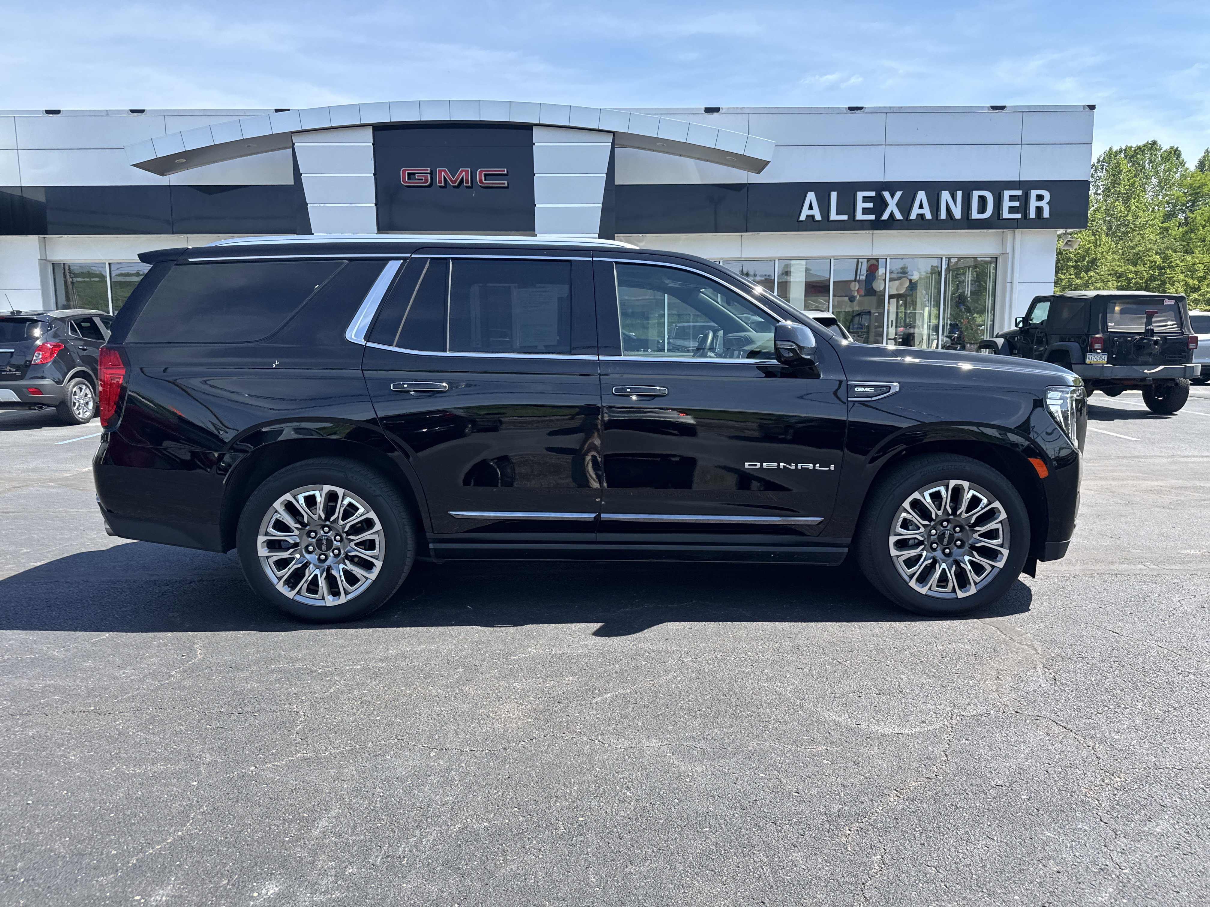 Used 2023 GMC Yukon Denali Ultimate AWD/4WD image 2
