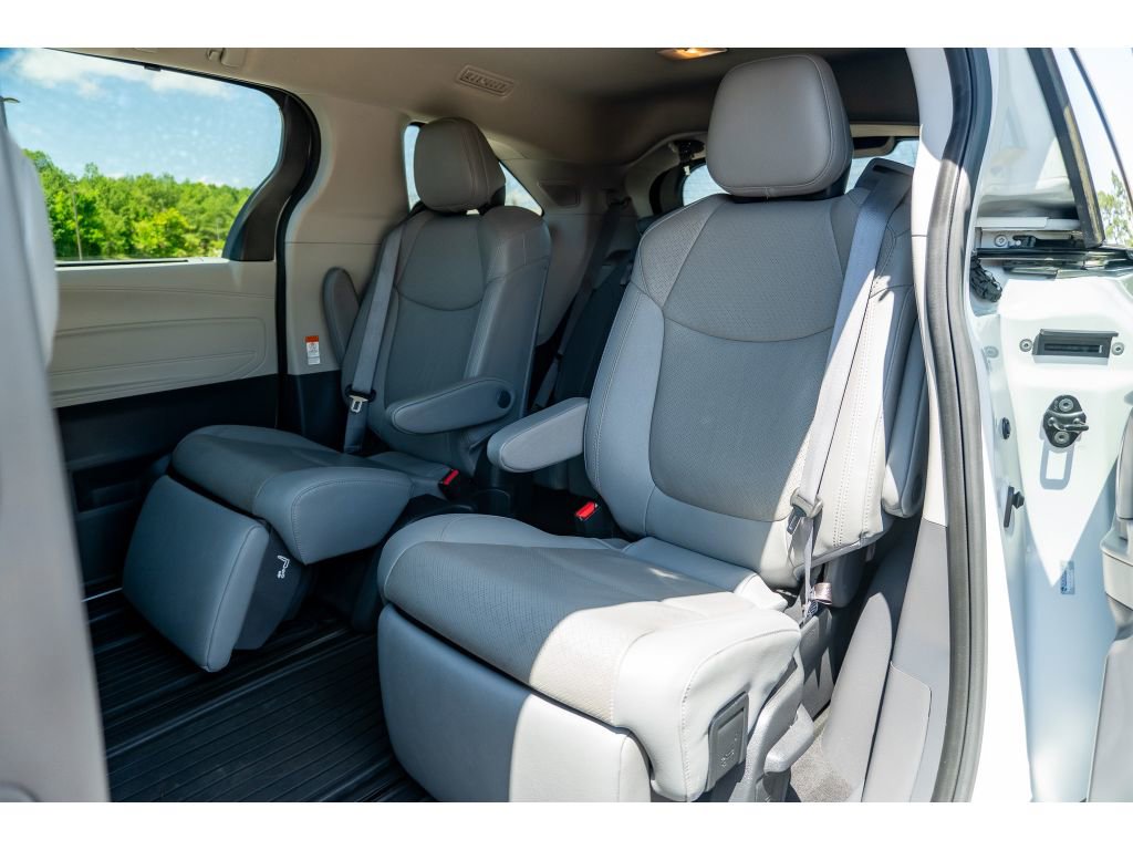Used 2022 Toyota Sienna Limited FWD image 12
