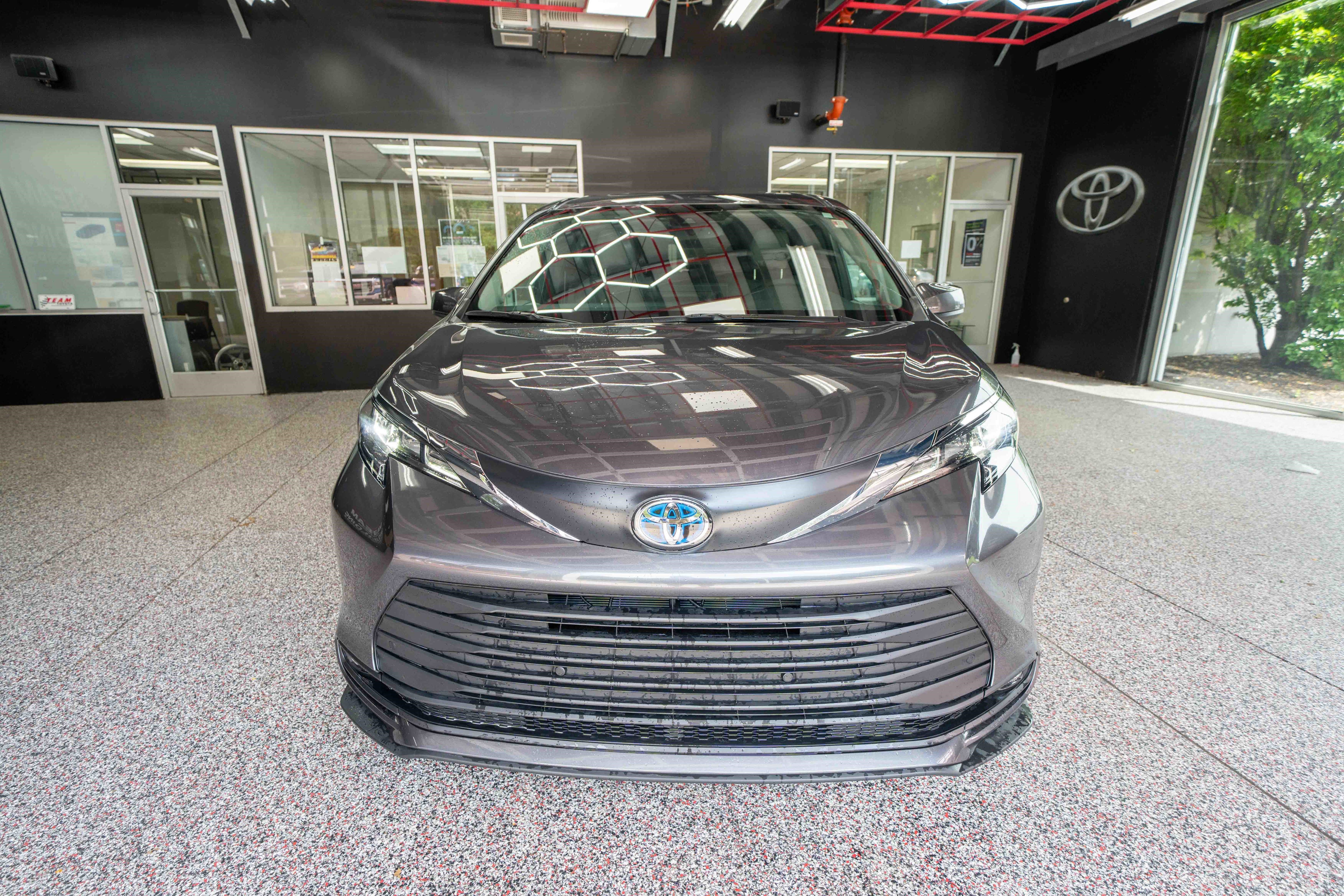 Used 2025 Toyota Sienna XLE w/ XLE Plus Package AWD/4WD image 6