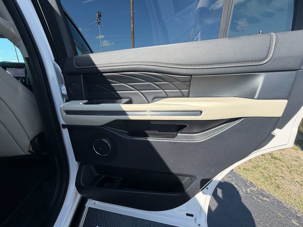Used 2019 Ford Expedition Platinum image 16