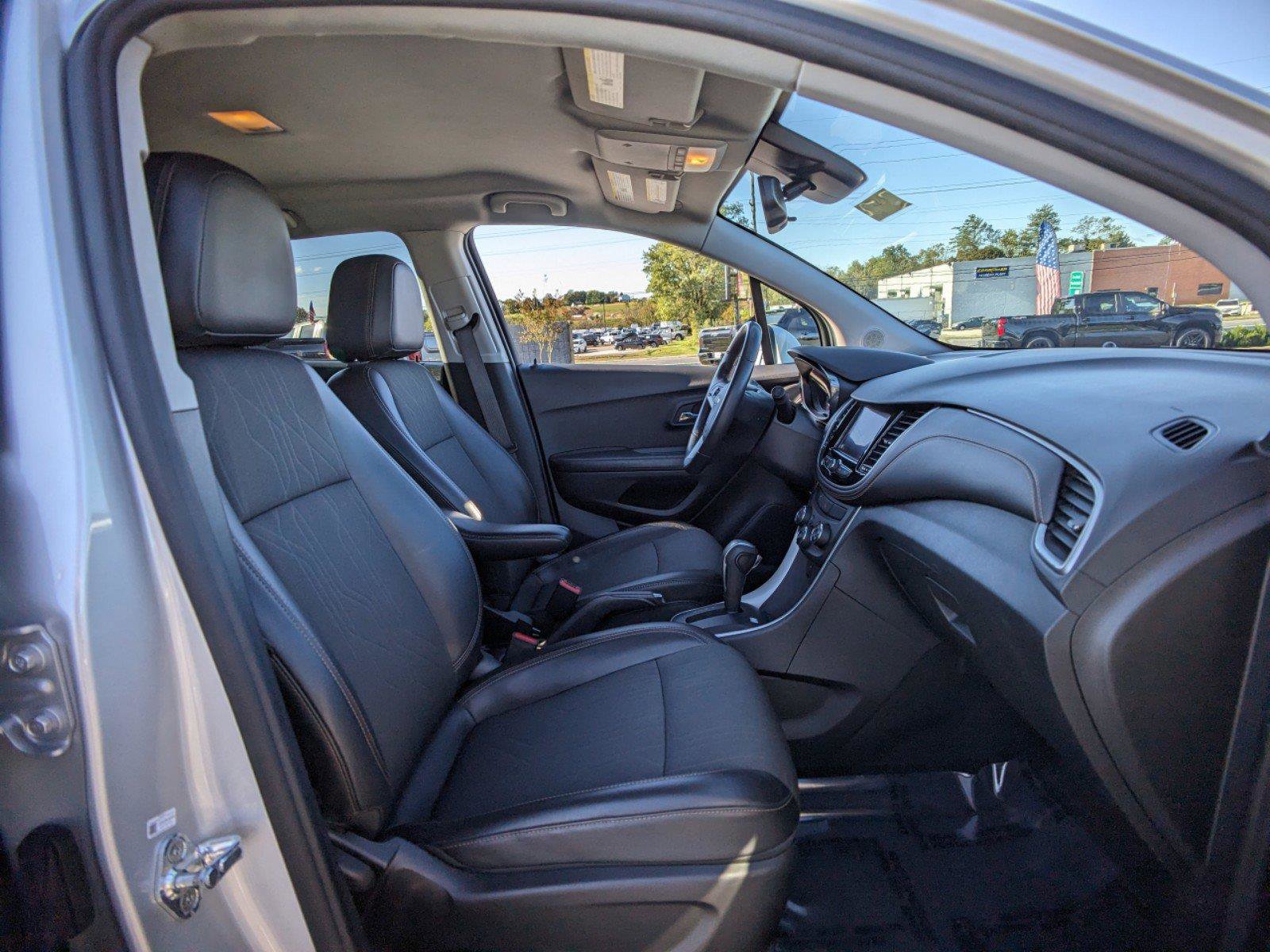 Used 2022 Chevrolet Trax LT w/ LT Convenience Package image 11