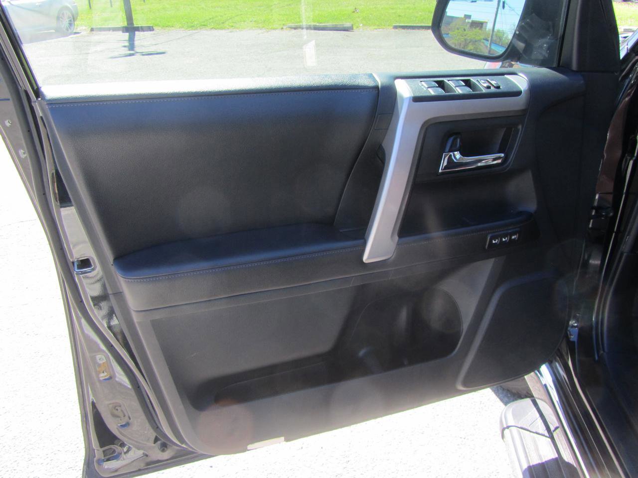 Used 2016 Toyota 4Runner Limited AWD/4WD image 18