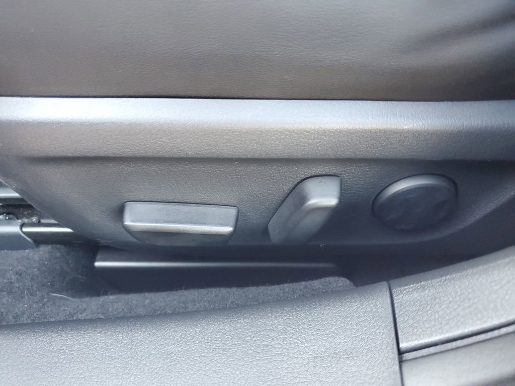 Certified 2025 MAZDA MAZDA3 Hatchback w/ Appearance Package image 19