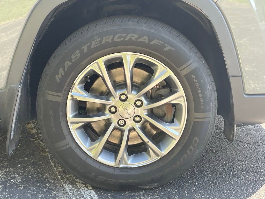 Used 2019 Jeep Cherokee Latitude Plus w/ Cold Weather Group AWD/4WD image 10