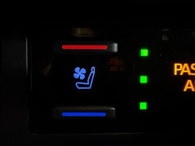 Used 2019 Toyota RAV4 Limited image 9