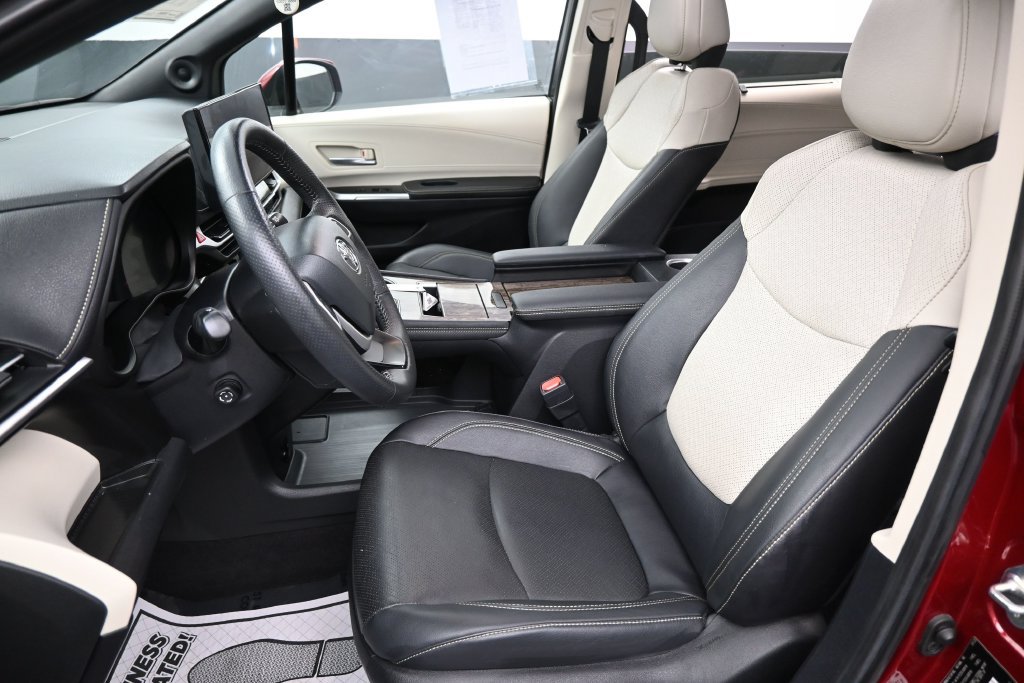Used 2025 Toyota Sienna Platinum AWD/4WD image 19