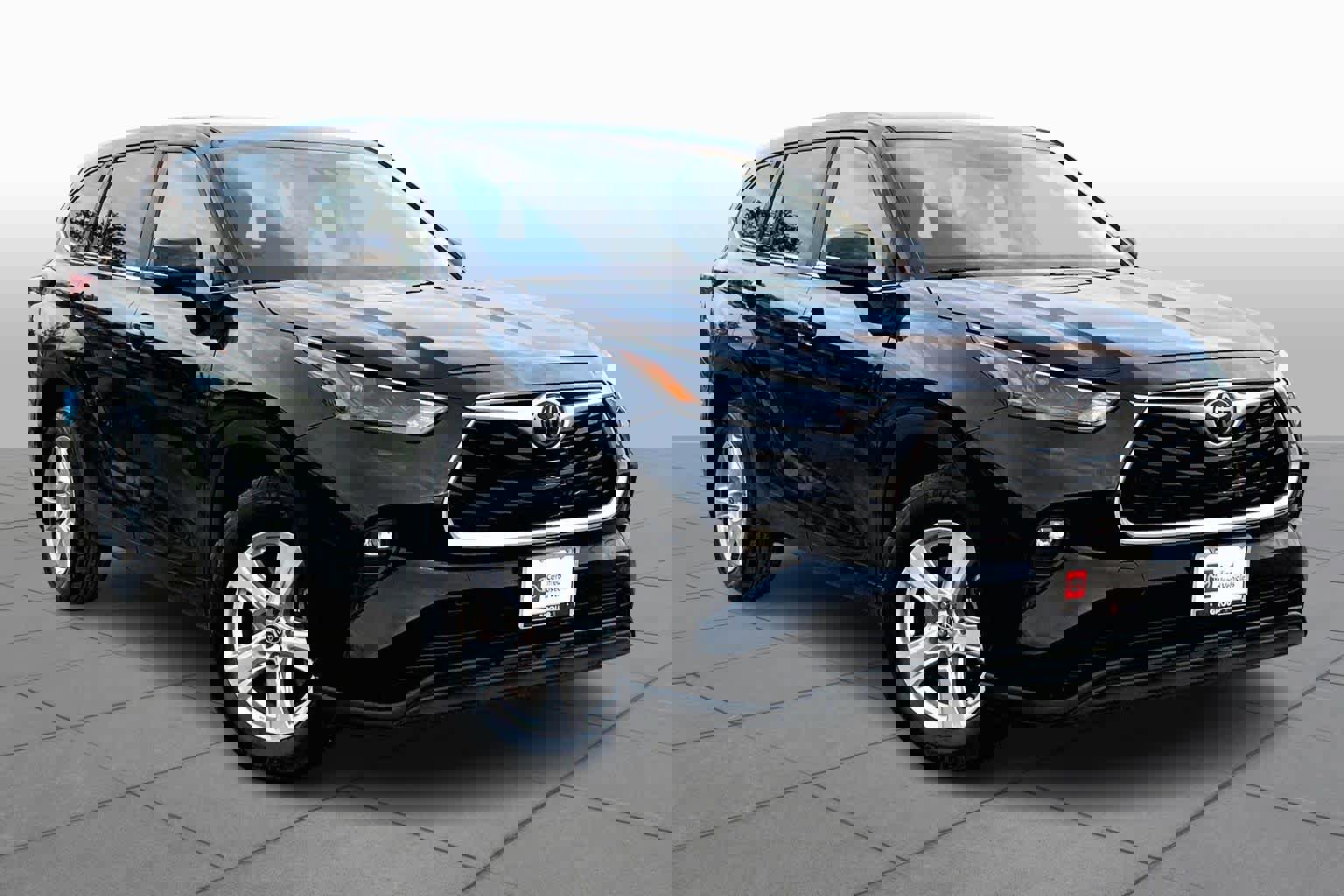 Used 2023 Toyota Highlander LE image 2