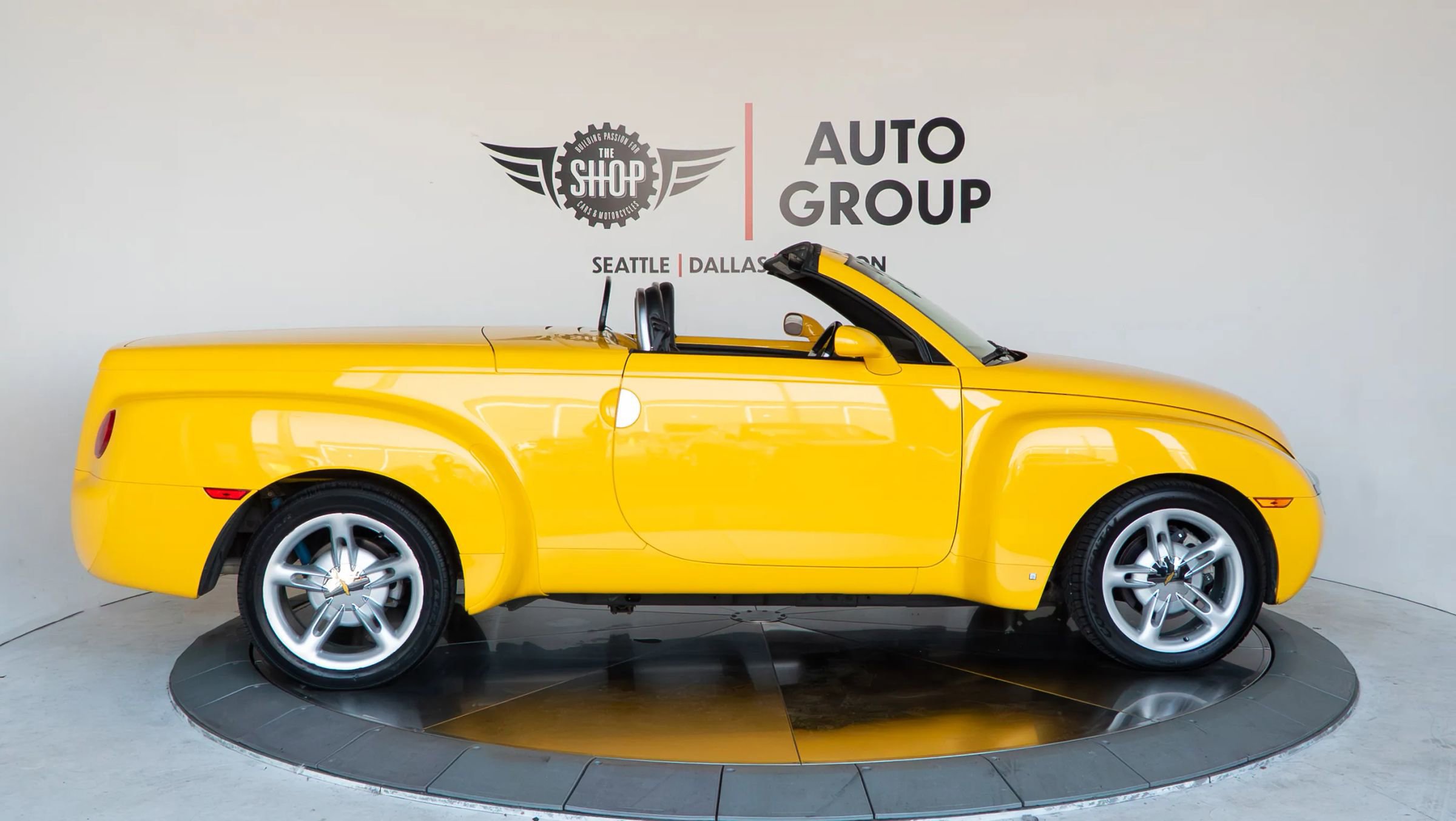Used 2006 Chevrolet SSR w/ Preferred Equipment Group RWD image 12