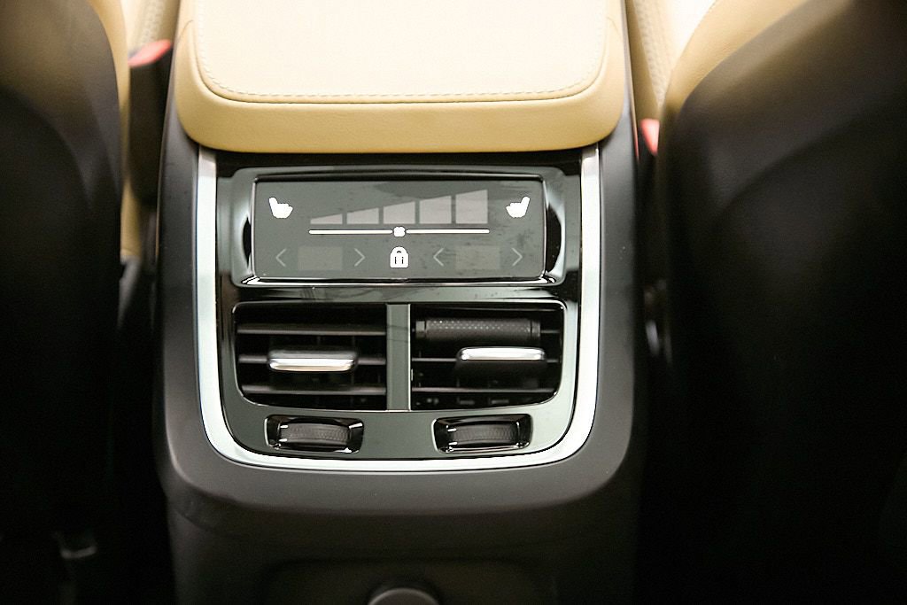 Certified 2024 Volvo XC90 T8 Ultimate w/ Protection Package image 27