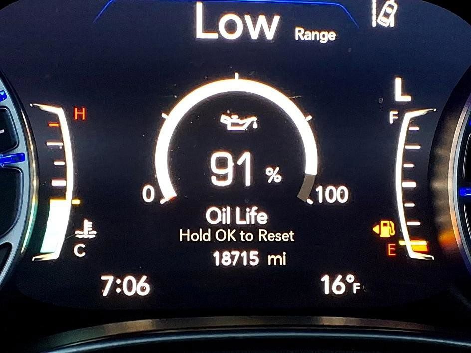 Used 2023 Chrysler Pacifica Limited w/ Uconnect Theater Family Group image 32