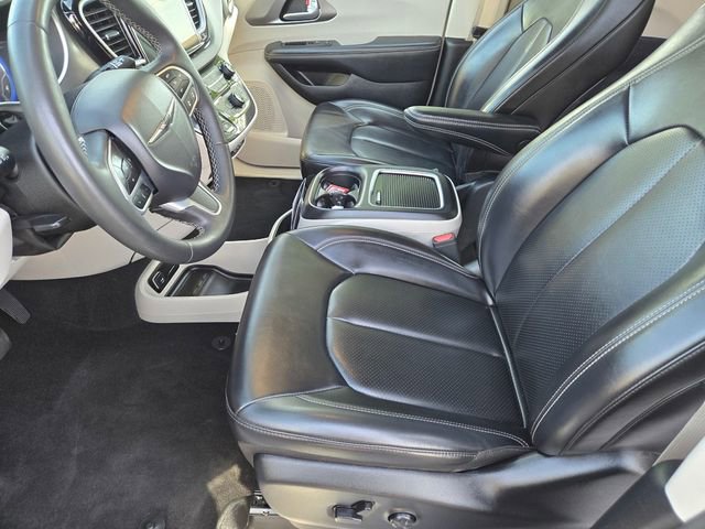 Used 2023 Chrysler Pacifica Touring-L FWD image 12