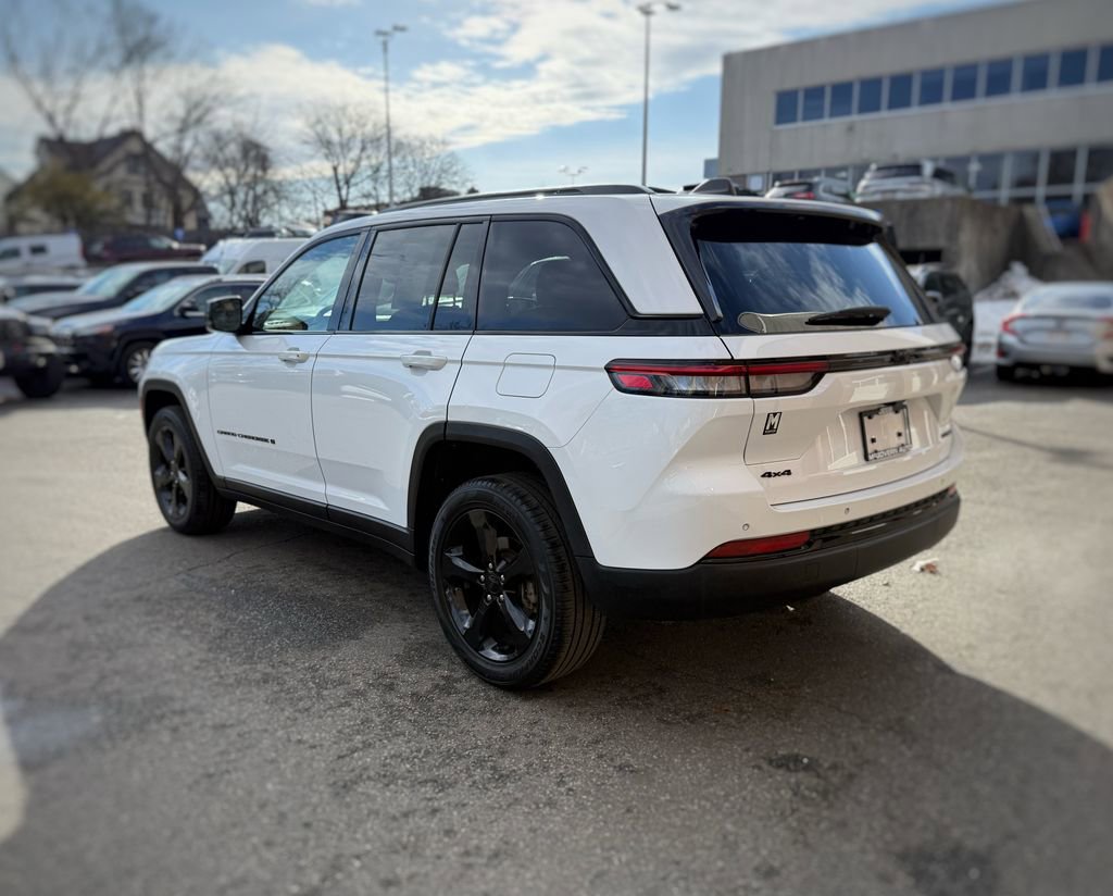 Used 2023 Jeep Grand Cherokee Limited w/ Black Appearance Package AWD/4WD image 14