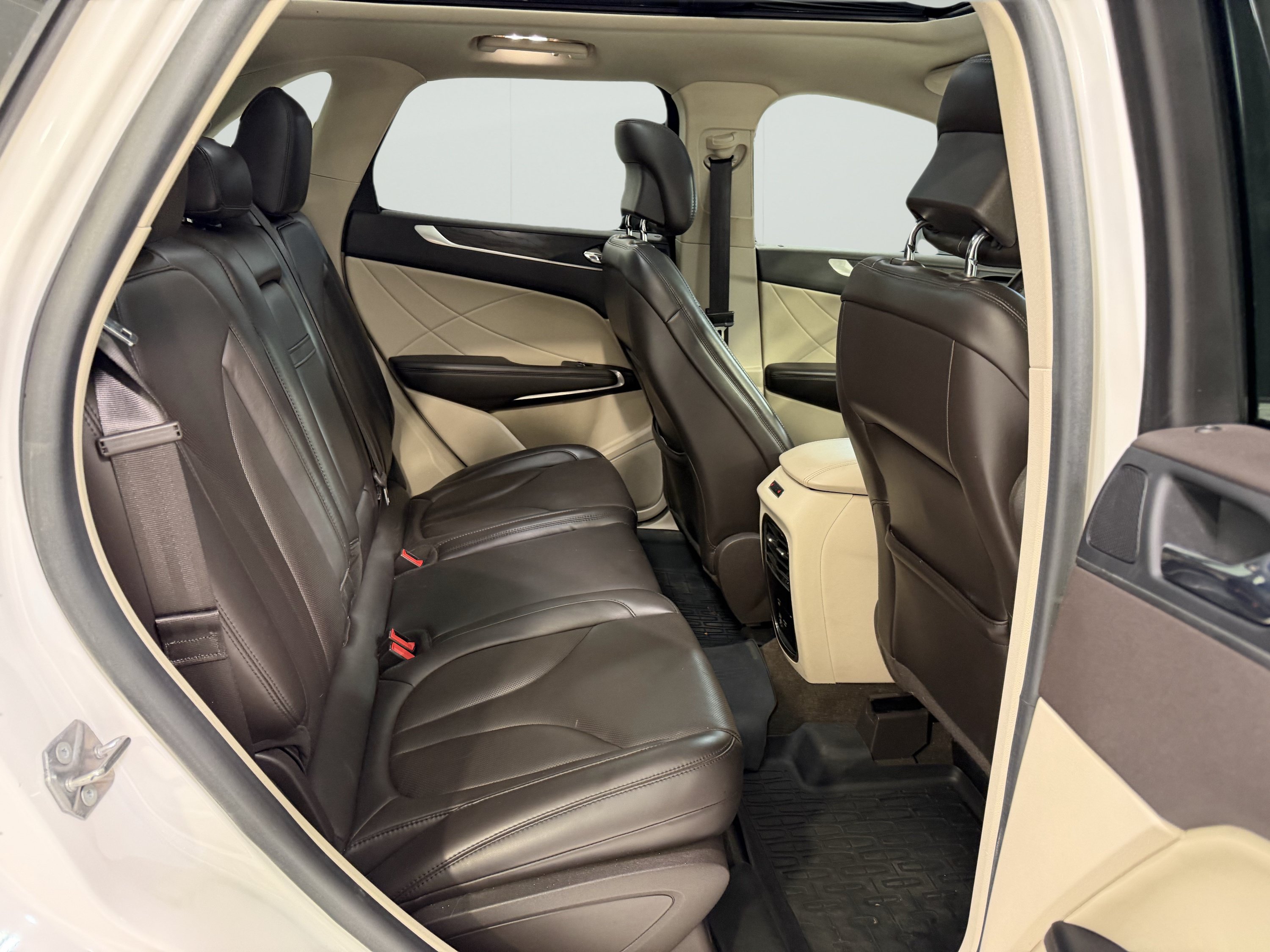 Used 2019 Lincoln MKC Reserve w/ MKC Climate Package AWD/4WD image 9