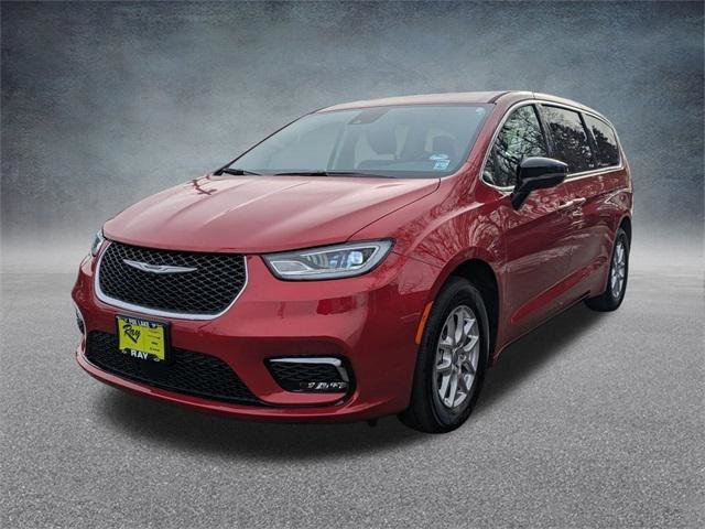 Certified 2024 Chrysler Pacifica Touring-L image 8