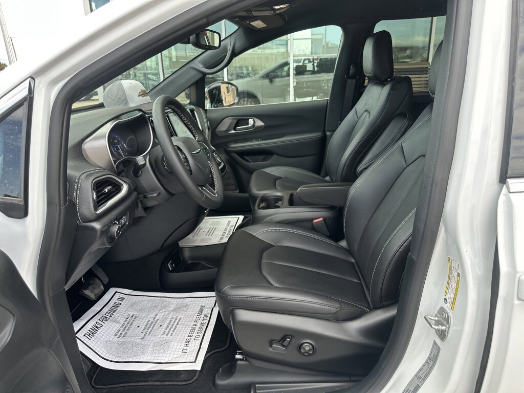 New 2026 Chrysler Pacifica Select image 14