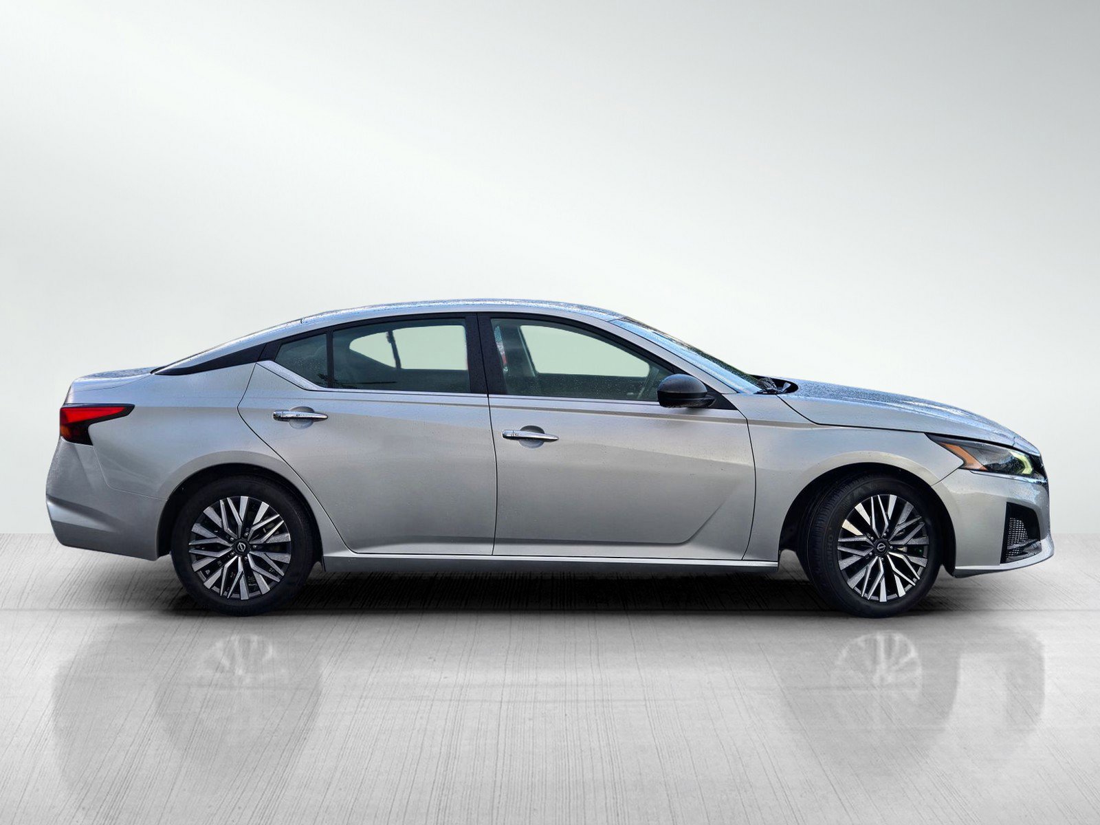 Used 2024 Nissan Altima 2.5 SV image 3