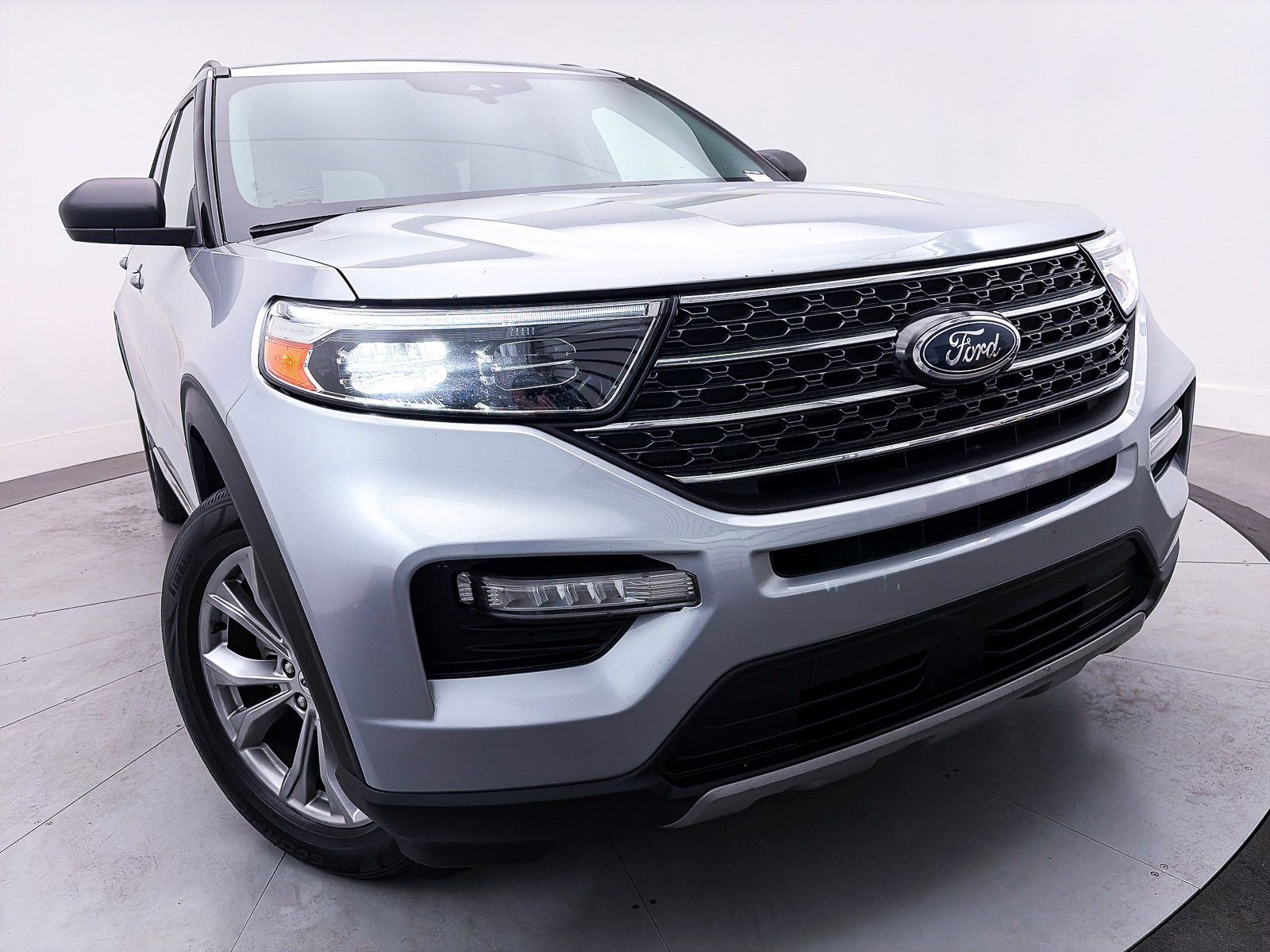 Used 2022 Ford Explorer XLT w/ Equipment Group 202A image 3