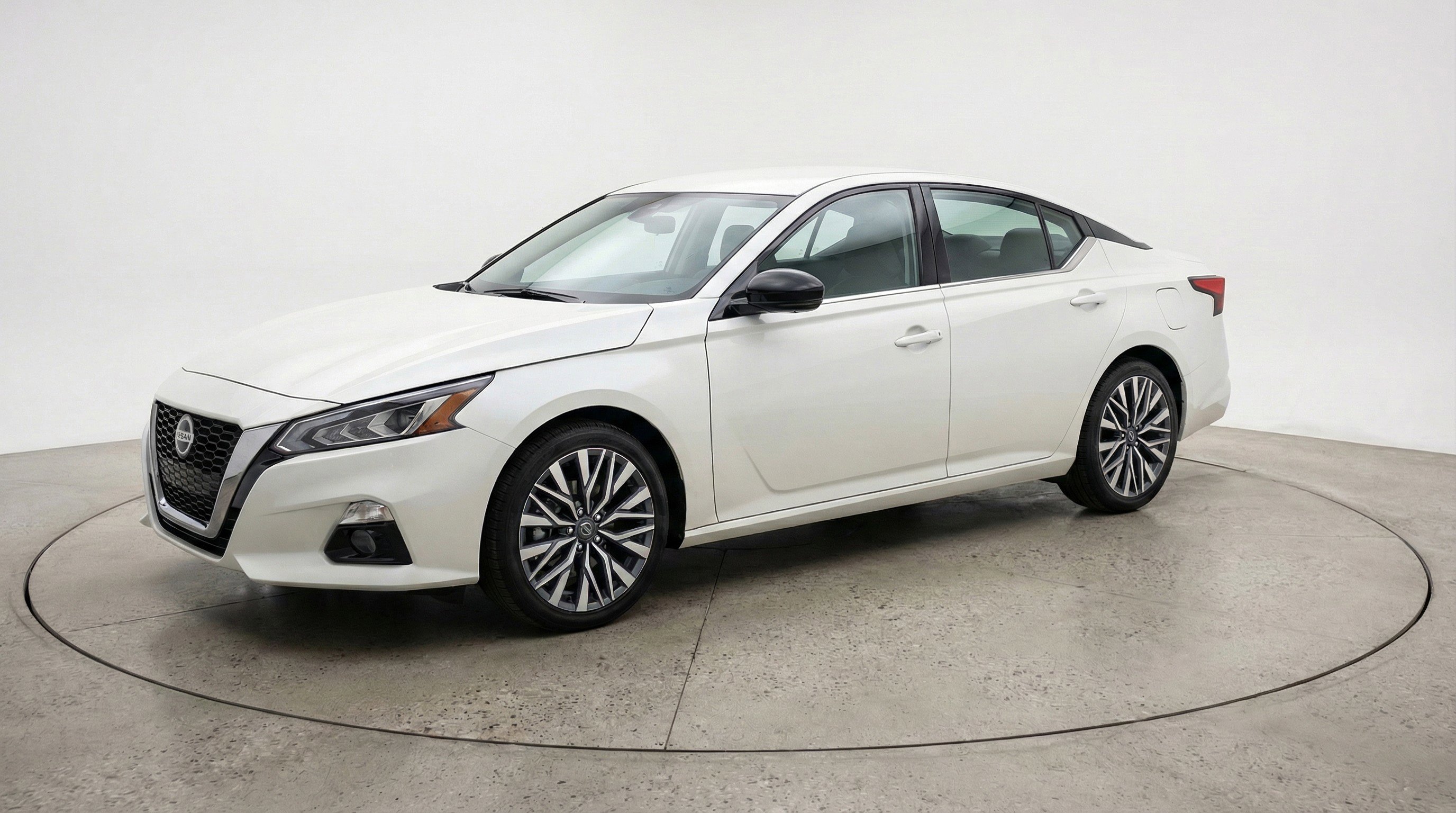 Used 2025 Nissan Altima 2.5 SV image 3