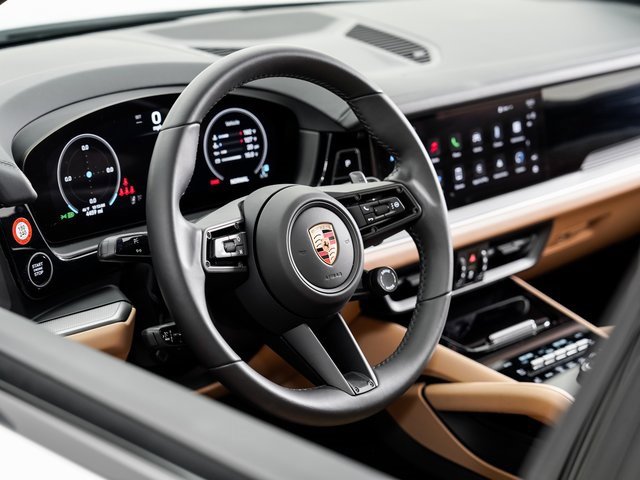 Used 2025 Porsche Cayenne image 11